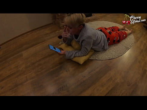 ❤️ I-Blonde ephambeneyo imunca iDick eNkulu efunxayo kwaye iqhwaba phezu kwayo - isondo leempundu ☑  kuthi xh.hentaibar.ru